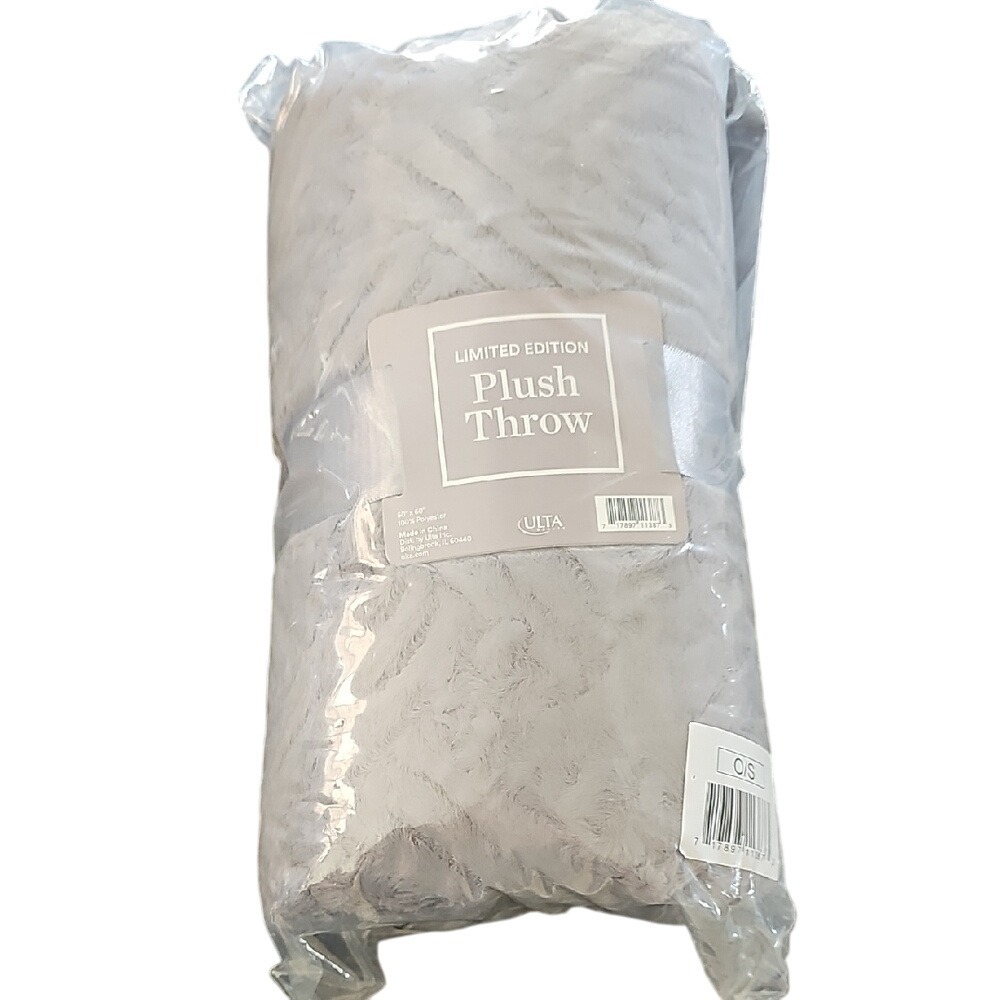 Ulta Beauty Plush Throw in Soft Gray New In Package